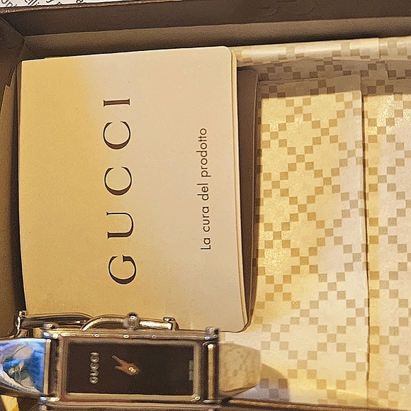 AUTHENTIC Minimalist Gucci Wrist Watch - Picture 5 of 5